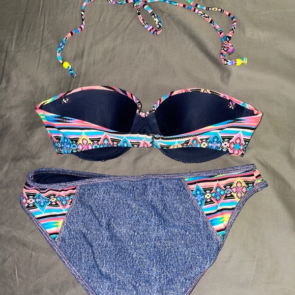 Bikini - Picture 2 of 3